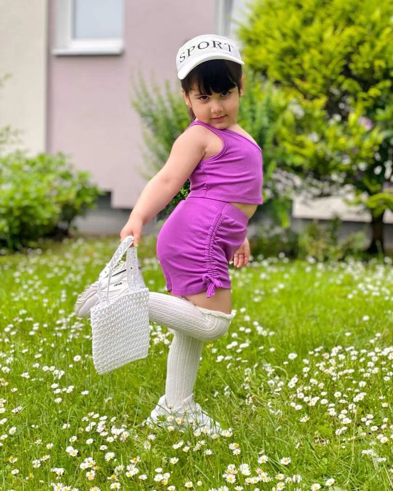 M8030 Nuovo set di due pezzi per ragazze con top monospalla e pantaloncini tinta unita estivi_voghion.com