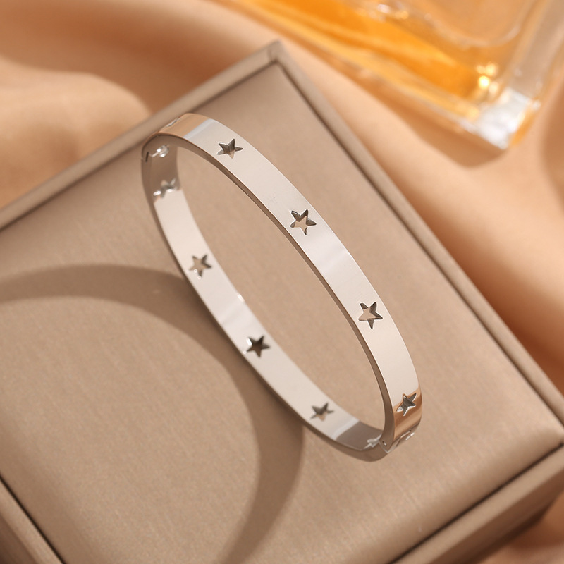 Europese en Amerikaanse stalen ring vijfpuntige sterarmband voor dames, lichtecht, nichepaar, roestvrijstalen snijarmband_voghion.com