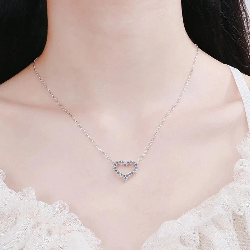 2025 Nuovi arrivi Moda coreana Ciondolo a forma di cuore in zircone per donna Temperamento Collana con catena a clavicola Regalo di gioielli per feste di compleanno_voghion.com