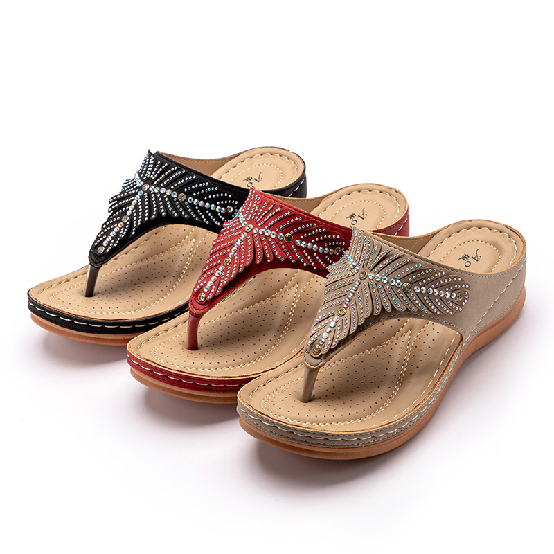 2022 Neue Hausschuhe Damen Sommermode Wasser Diamant Slope Heel Sandalen für Freizeit Urlaub Füße Clip Flip Flops_voghion.com