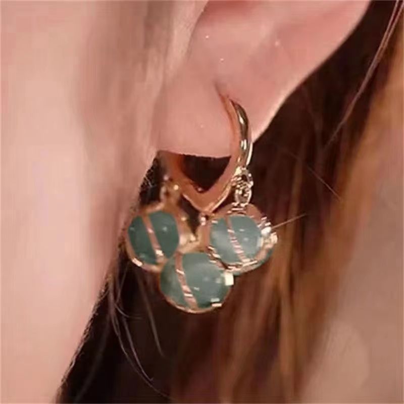 Die trendigen High-End-Ohrringe dieses Jahres im gleichen hochwertigen Nischenstil für Frauen im herzförmigen Neujahrsstil_voghion.com