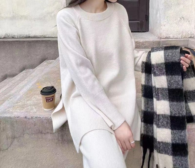 Completo moderno in maglia con orlo diviso: maglione oversize + pantaloni a gamba larga in grigio tenue, avena, bianco e nero (misto acrilico traspirante)_voghion.com