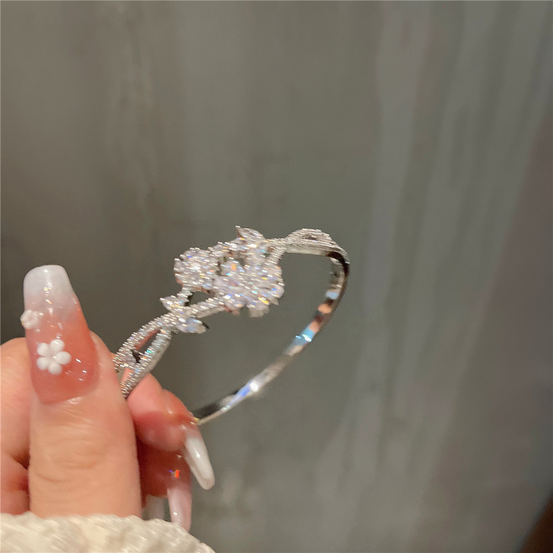 Big full diamond flower bracelet micro-inlaid zircon fashion niche light luxury high-end bracelet gentle bracelet_voghion.com