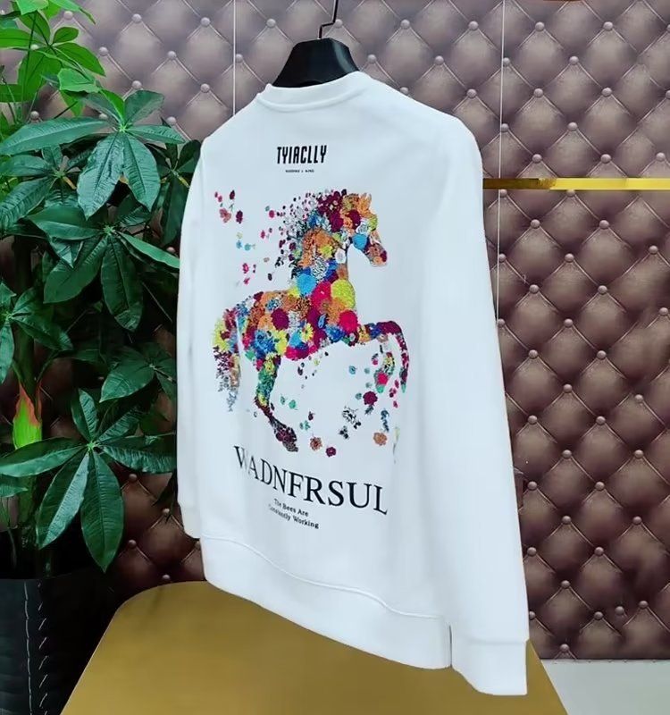 Herenkleding Dit najaar nieuwe modemerkartikelen zwarte trui met ronde hals en lange mouwen herenkleurige paardenprint plus fluwelen ondertop_voghion.com
