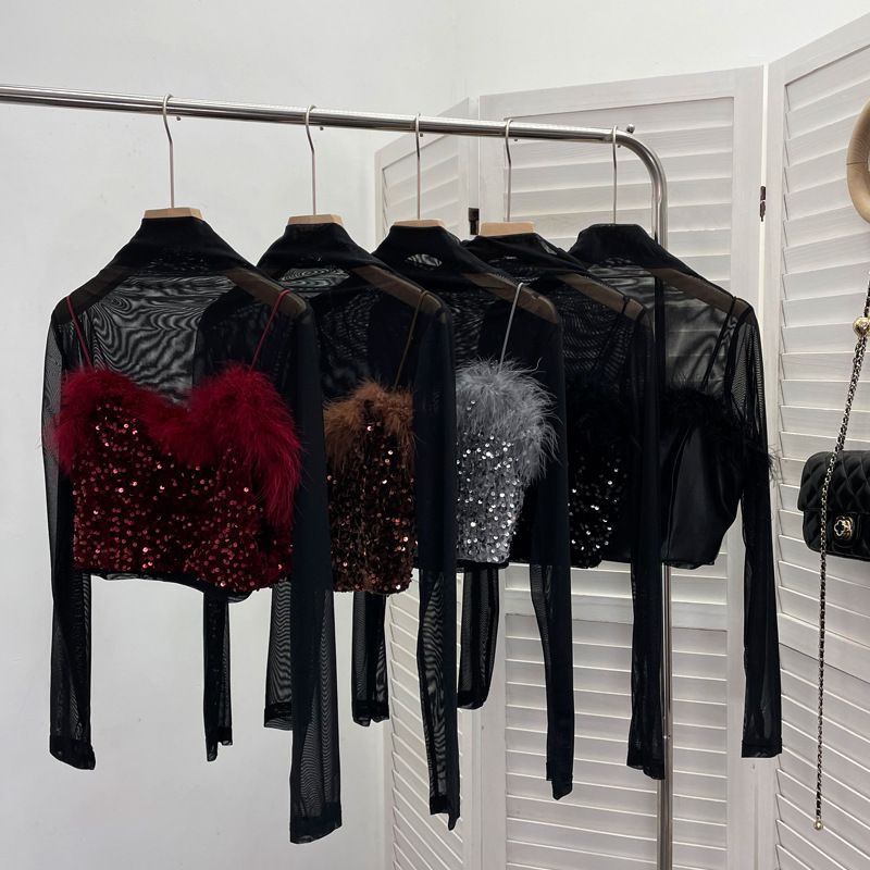 Completo due pezzi con canotta in pelliccia e paillettes + maglietta a maniche lunghe con collo alto e mezza maglia in prospettiva_voghion.com