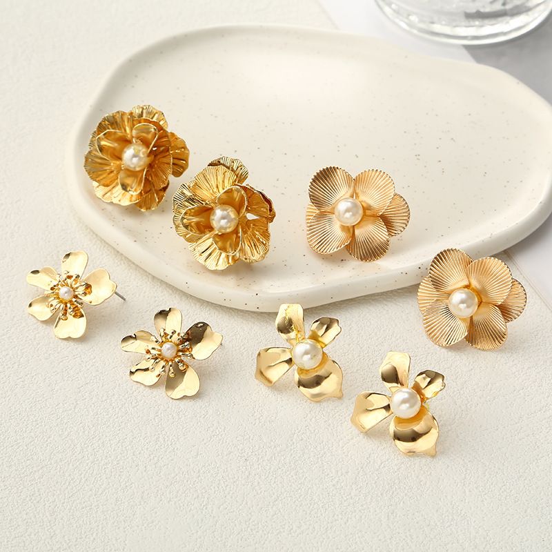 Design Sense Gold Simple Three-Dimensional Rose Flower Stud Earrings Jewelry_voghion.com