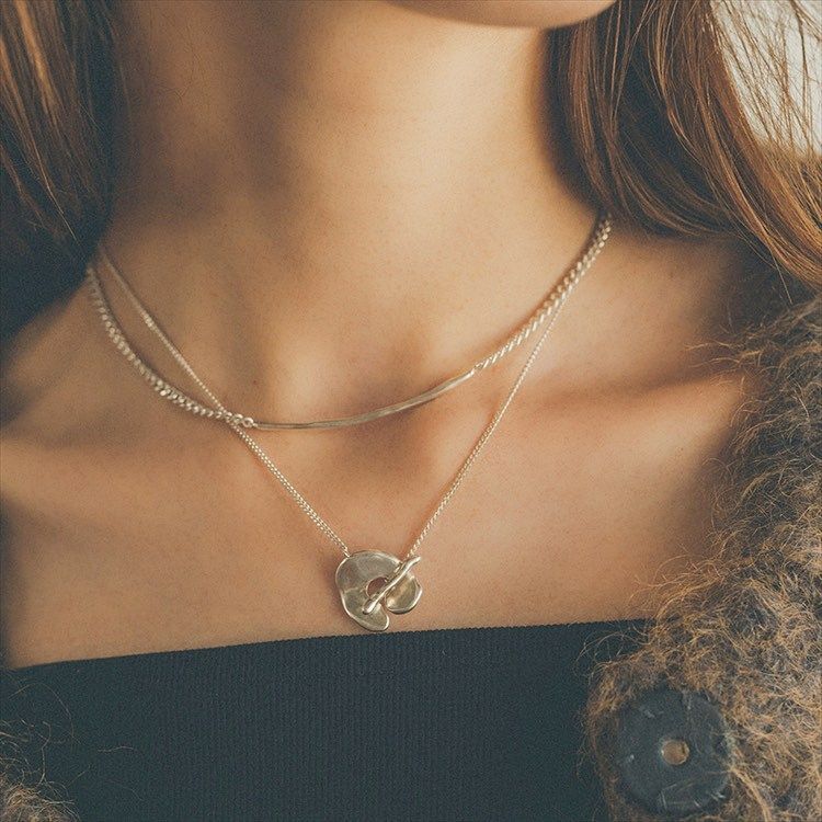 Collana a doppio strato impilata in ottone elettroplaccato argento con design di nicchia e collaborazione con Matsumoto Ena_voghion.com