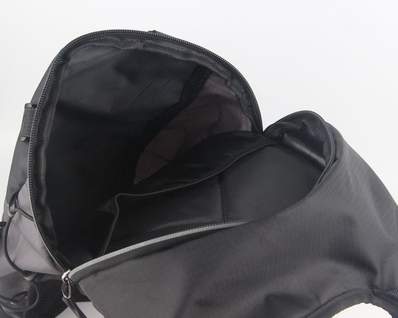 Mochila ultraligera para ciclismo, trail y running, ideal para deportes al aire libre._voghion.com