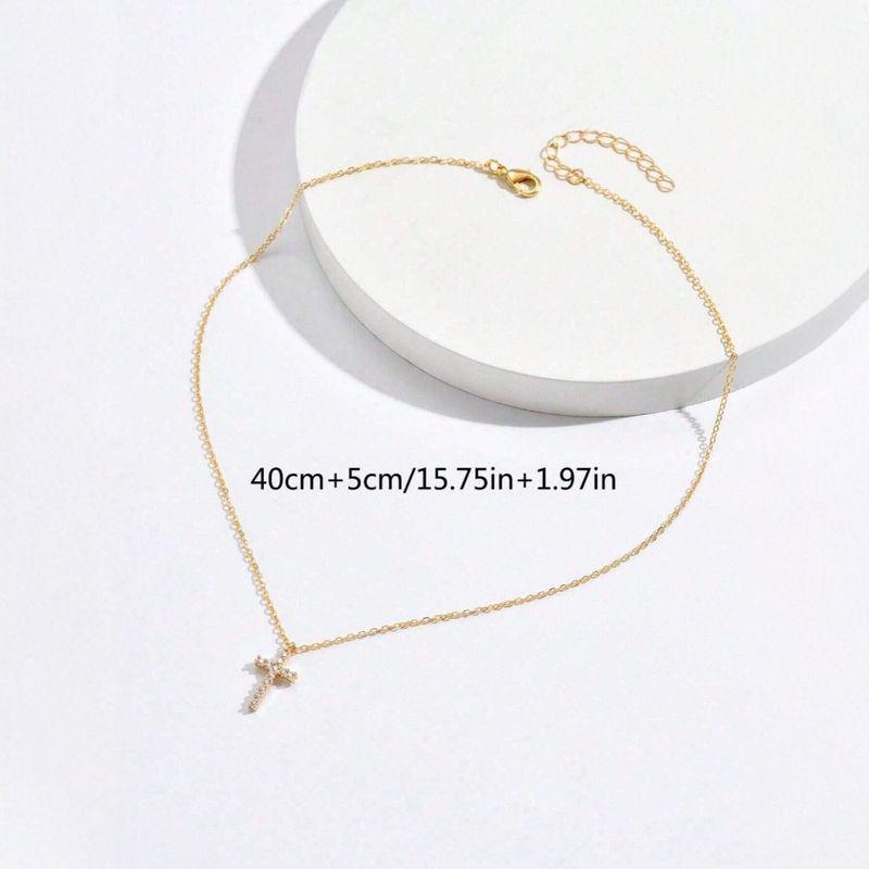 Collana da donna con ciondolo in oro con catena a clavicola e croce piena di diamanti Shine_voghion.com
