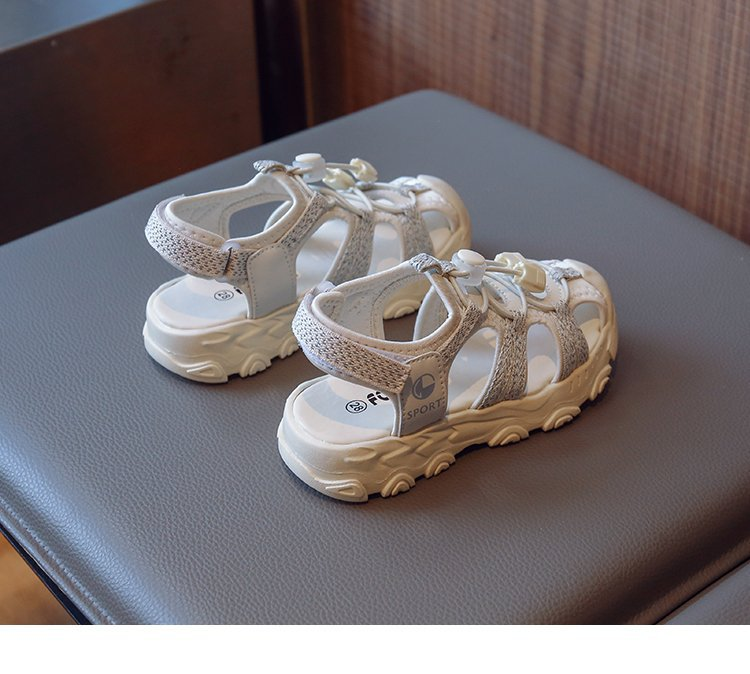 Ragazzi, ragazzi, ragazze, scarpe sportive, studenti e sandali_voghion.com