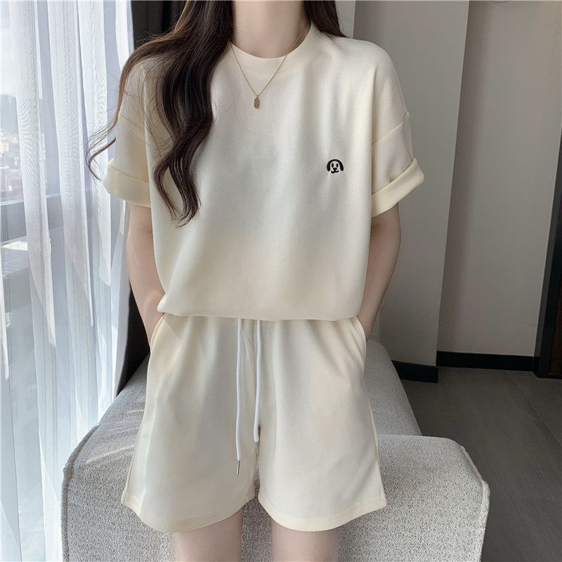 Damenbekleidung im Sommer, sportlich, lässiger Stil, gesäumtes, kurzärmeliges T-Shirt, A-Linie, Shorts mit weitem Bein, zweiteiliger Anzug_voghion.com
