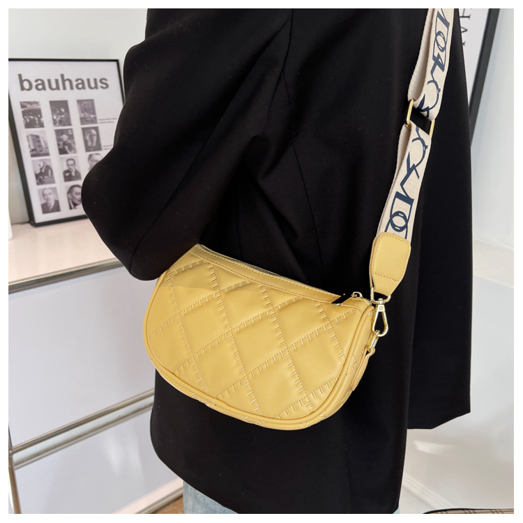 Damentaschen Neu 2023 Frischer Stickgarn-Trend Damentaschen Aolid-Farbdiamanttasche Damen breiter Schultergurt Nischensatteltasche_voghion.com