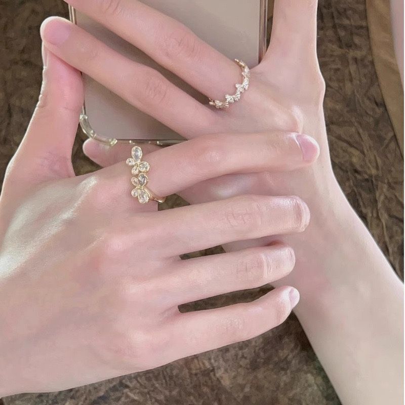 Schmetterlingskleering mit Diamant-Emaille-Dekoration, weibliches Nischendesign, High-End-Internet-Ring mit rot gebrochenen Diamanten_voghion.com