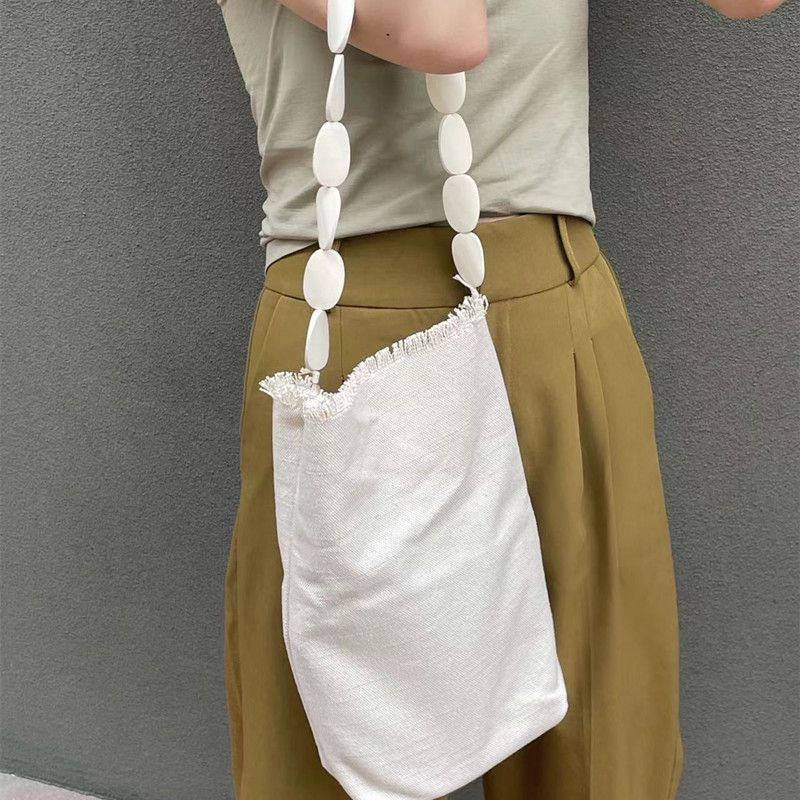 2024 Koreanische Version der vielseitigen Unterarm-Einzelschulterhandtasche mit Nischendesign, handgefertigt mit Rohkantenweberei, einfach_voghion.com
