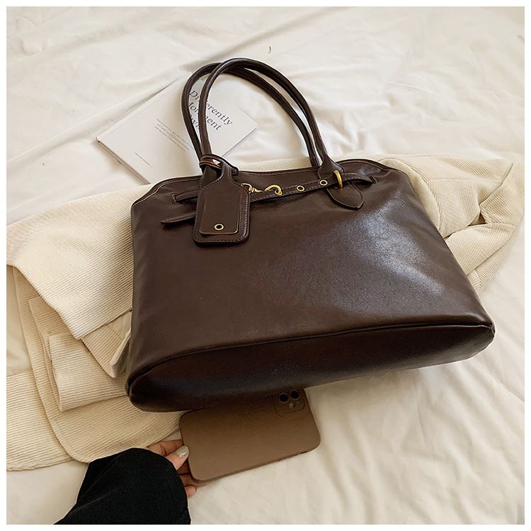 Premium Large Capacity Tote Underarm 2024 New MIU Home Fashion Lock Simple Single Shoulder Bag_voghion.com