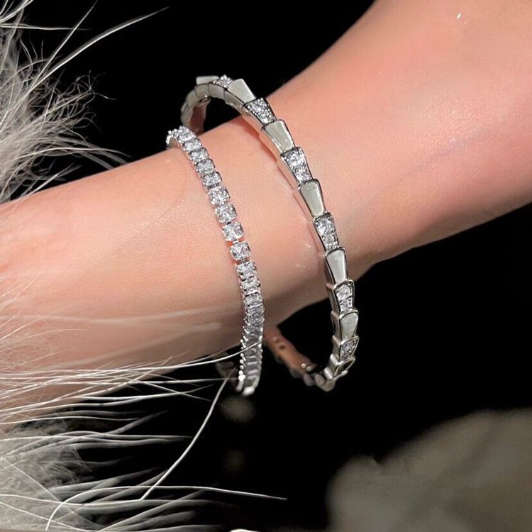 Un design de nișă cu o brățară cu textură de diamant strălucitoare cu deschidere în formă de șarpe de piatră de ochi de pisică de ultimă generație, ușoară pentru femei_voghion.com