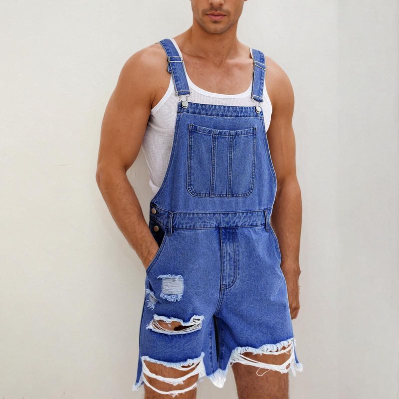 Ropa informal de moda para hombre: pantalones cortos vaqueros rotos con tirantes_voghion.com