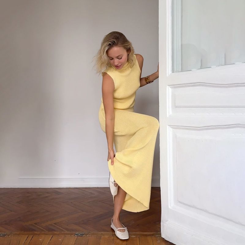 Französisch inspiriertes Strick-Crop-Top & Midirock-Set – Elegantes Zweiteiler-Outfit mit hohem Kragen – Boho-Chic-Sommergarderobe_voghion.com