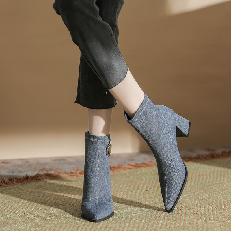 H768-10 Stivali corti da donna con fibbia in metallo, punta a punta, tacco spesso, cerniera posteriore, colore azzurro chiaro_voghion.com