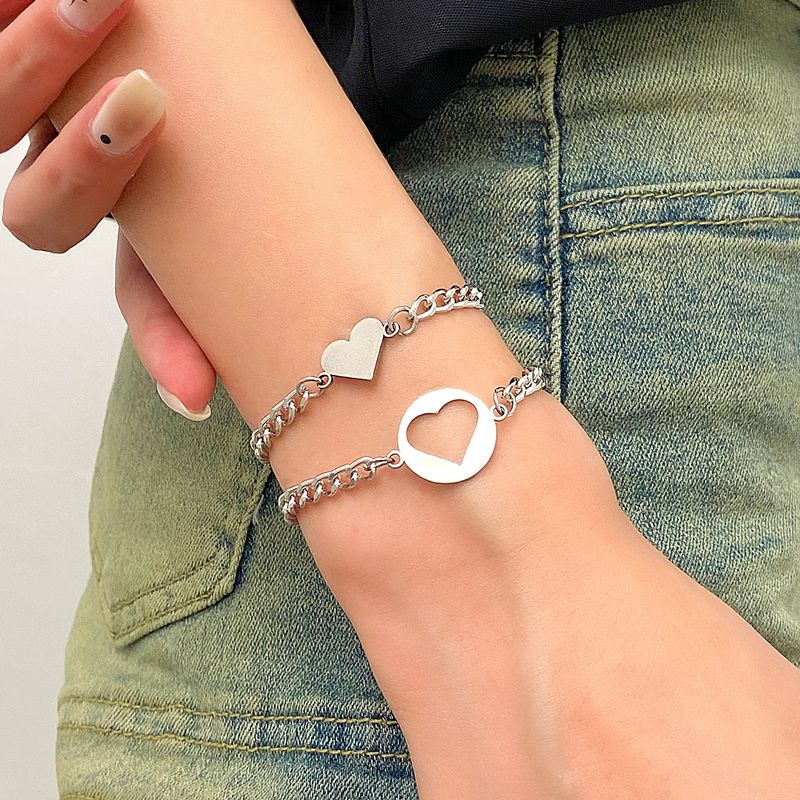 Set di 2 bracciali in acciaio inox con incisione, a forma di cuore cavo, sole e luna, in titanio_voghion.com