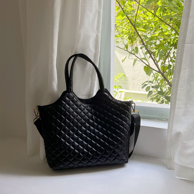 2023 Nuova borsa a tracolla con tracolla alla moda nera di alta qualità in pelle con design a rombo di grande capacità_voghion.com