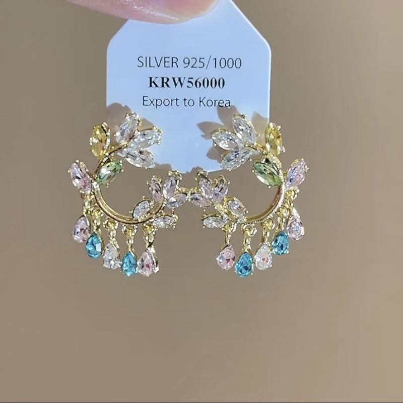 Orecchini versatili di alta moda di lusso con nappa di cristallo e fiore di diamanti intarsiati con ago d'argento_voghion.com