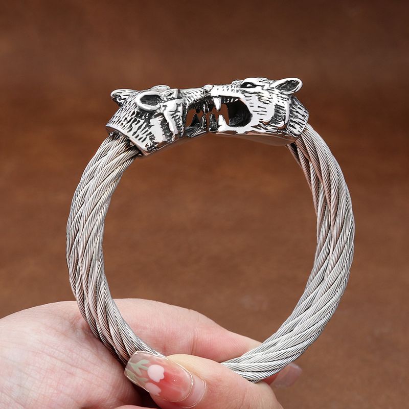 Bracciale da uomo Viking Myth in acciaio al titanio con apertura solida e regolabile in acciaio inossidabile a doppio strato_voghion.com