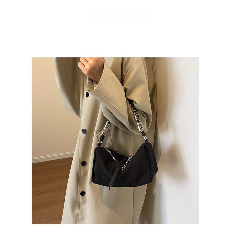 Semplice borsa sotto le ascelle da donna 2023 nuova borsa a cuscino in nylon ricamato tutta borsa a tracolla_voghion.com