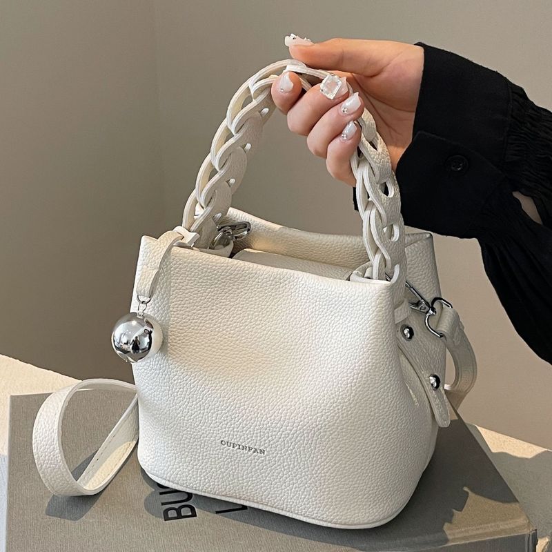 Borsa a tracolla monospalla di grande capacità con motivo litchi in morbida pelle coreana, modello Advanced Weaving Handheld Bucket 2024_voghion.com