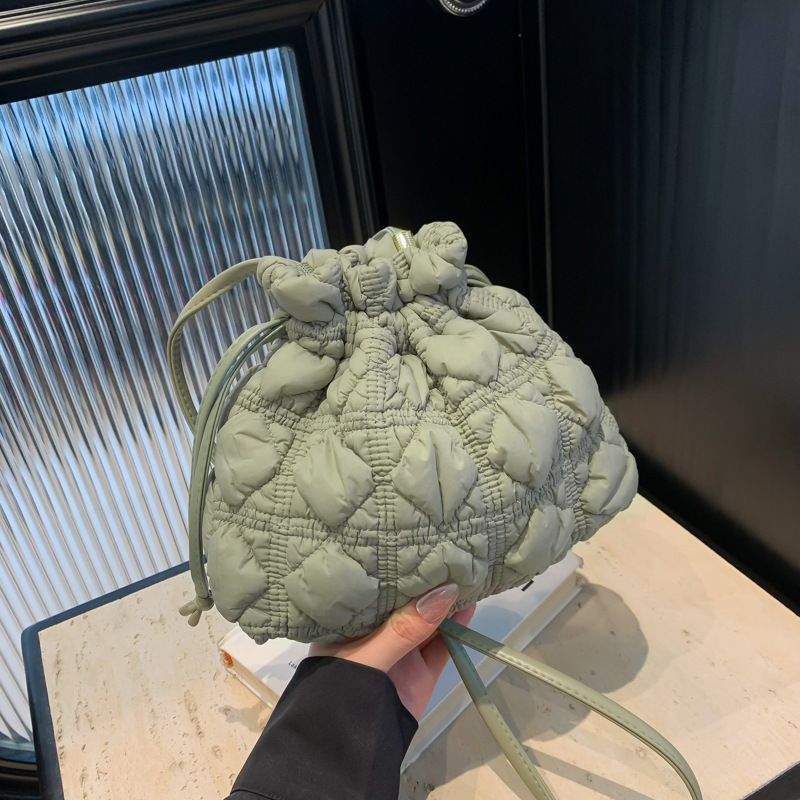 Borsa a tracolla con coulisse, elegante, semplice e rugosa, in piuma d'oca, di Niche_voghion.com