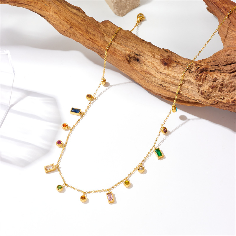 Collana di gioielli in acciaio al titanio placcato oro con catena geometrica con strass di colore semplice di nicchia della moda europea e americana_voghion.com