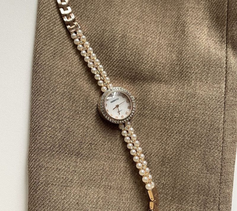 Nuovo orologio da donna di lusso leggero con bracciale in perle, squisito quadrante piccolo in madreperla di alto valore_voghion.com