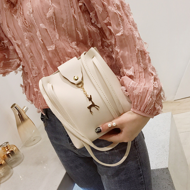 2023 nuova borsa a tracolla con ciondolo a forma di cervo borsa a secchiello borsa a secchiello estate nuove borse da donna di moda_voghion.com