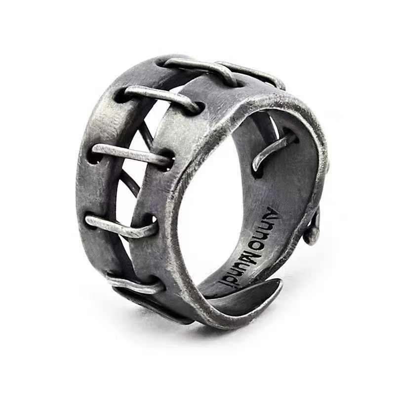 Bague vintage au design irrégulier et au style sombre, ornée d'un nœud artisanal imposant, inspirée du hip-hop et idéale pour les doigts et les mains._voghion.com