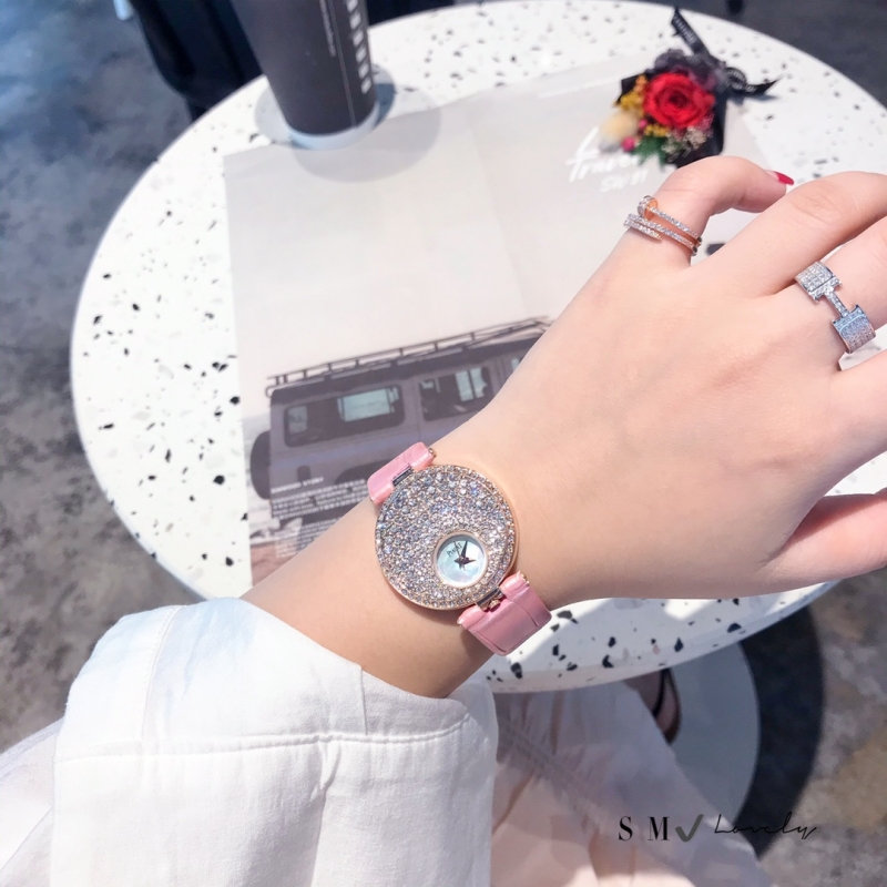 Un lato dell'orologio è tempestato di diamanti disposti da piccoli a grandi, creando un effetto sunburst; Dimensioni: 35 mmOrologi da donna_voghion.com