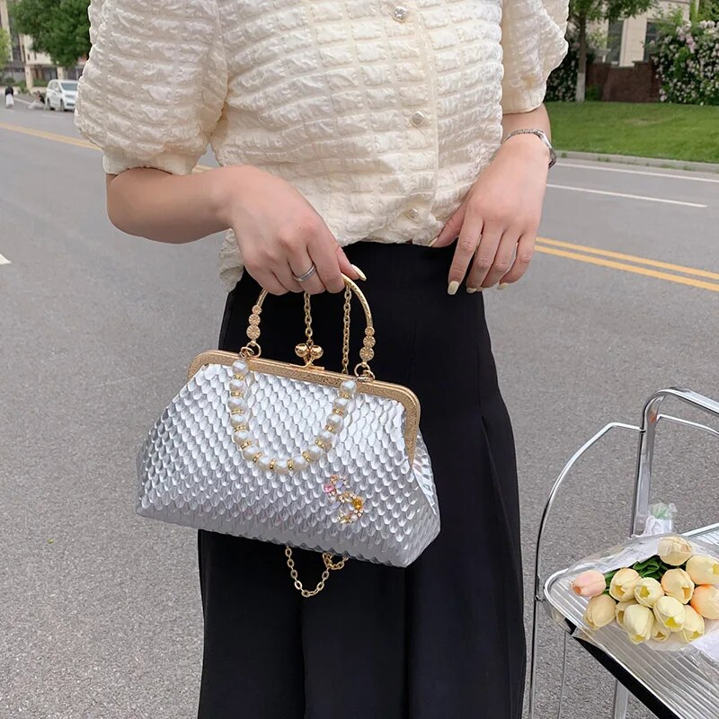 2023 frauen Französisch Minderheit Schulter Gold Umhängetaschen Mode Perle Kette Shell Clip Kleine Handtasche Eveing Kupplung_voghion.com