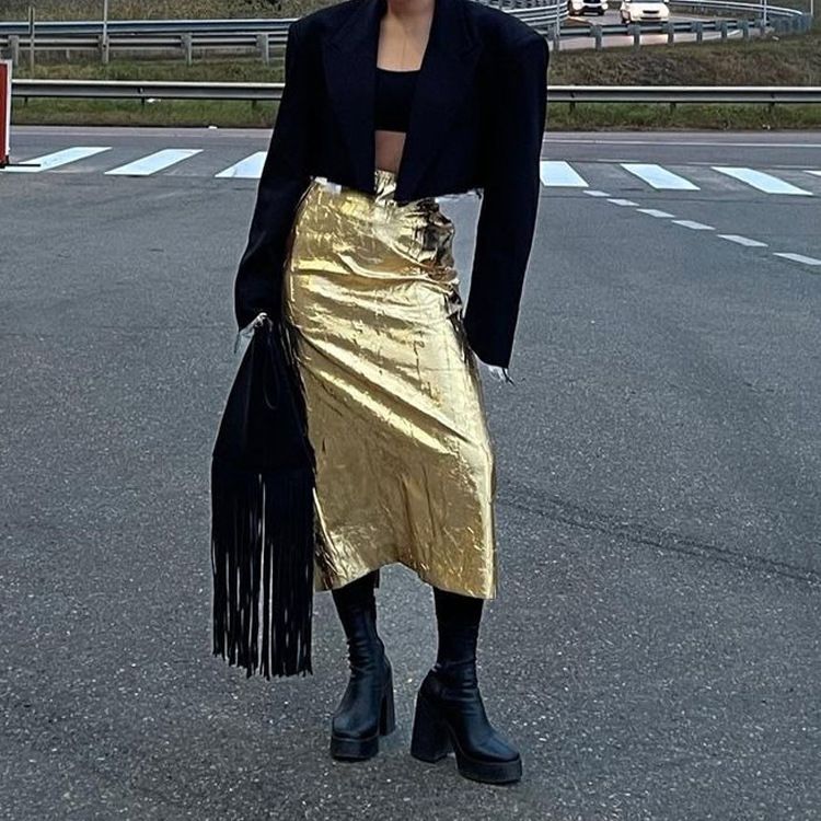 La nuova gonna primaverile da donna con vita alta pieghettata e spacco sul retro è una gonna versatile alla moda._voghion.com