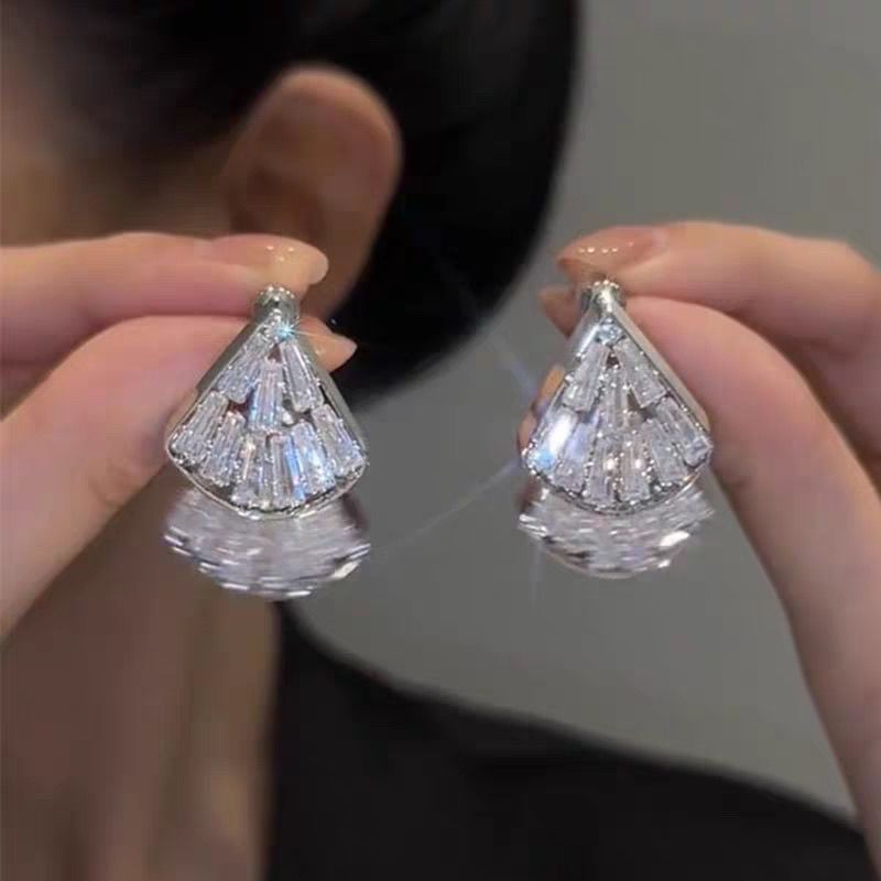 High-end Full Fan Earrings Luxury Niche Fashion Design Versatile Temperament Stud Earrings New Explosion_voghion.com