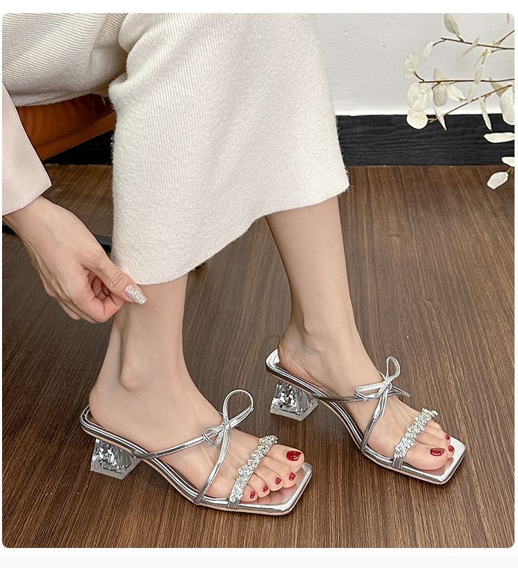 Sandali con tacco spesso a forma di fiocco in strass, modello Silver Square Head 2025, nuovi outfit estivi, pantofole da donna_voghion.com