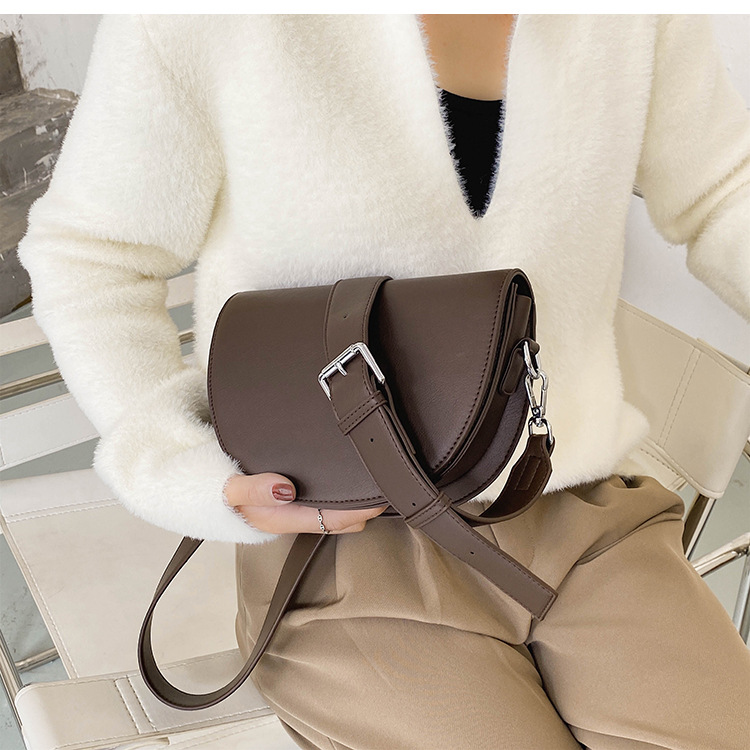 Internet-Promi-Textur breiter Riemen einzelne Schulter Crossbody Damen Frühling neue trendige Satteltasche_voghion.com