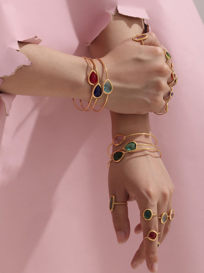 Bracciale da donna in acciaio inossidabile, leggero, lussuoso e minimalista, con zirconi colorati a forma di goccia di zucchero quadrata e apertura regolabile._voghion.com