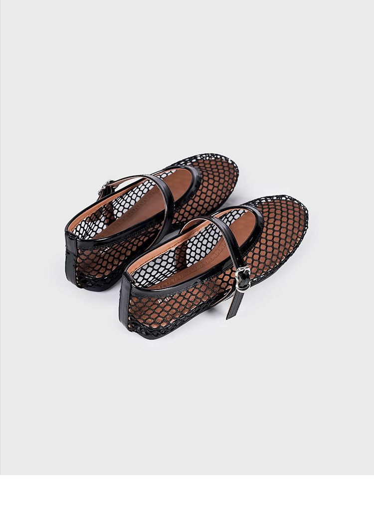 Franske, udhulede ballerinasko med flad bund og spænde i metalnet, nichedesignede singlesko til kvinder_voghion.com