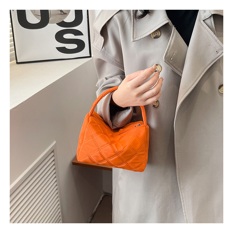 Mini Kleine Tasche für Frauen 2024 Neue Mode Lingge Bestickte Faden Kissen Tasche Einzelne Schulter Handheld Mädchen Make-Up Tasche_voghion.com