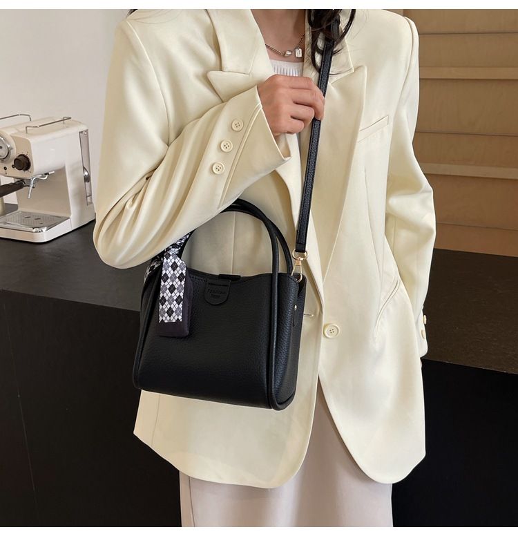 Nuova borsa da viaggio a mano 2024 per le donne, con un senso di lusso, semplicità, tendenza e una borsa a tracolla versatile in stile coreano, una popolare borsa a secchiello_voghion.com