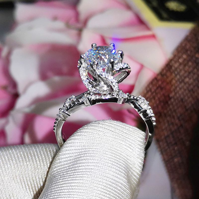 Splendido bouquet di rose con moissanite da un carato per donna, nuovo anello di nozze alla moda in argento sterling._voghion.com