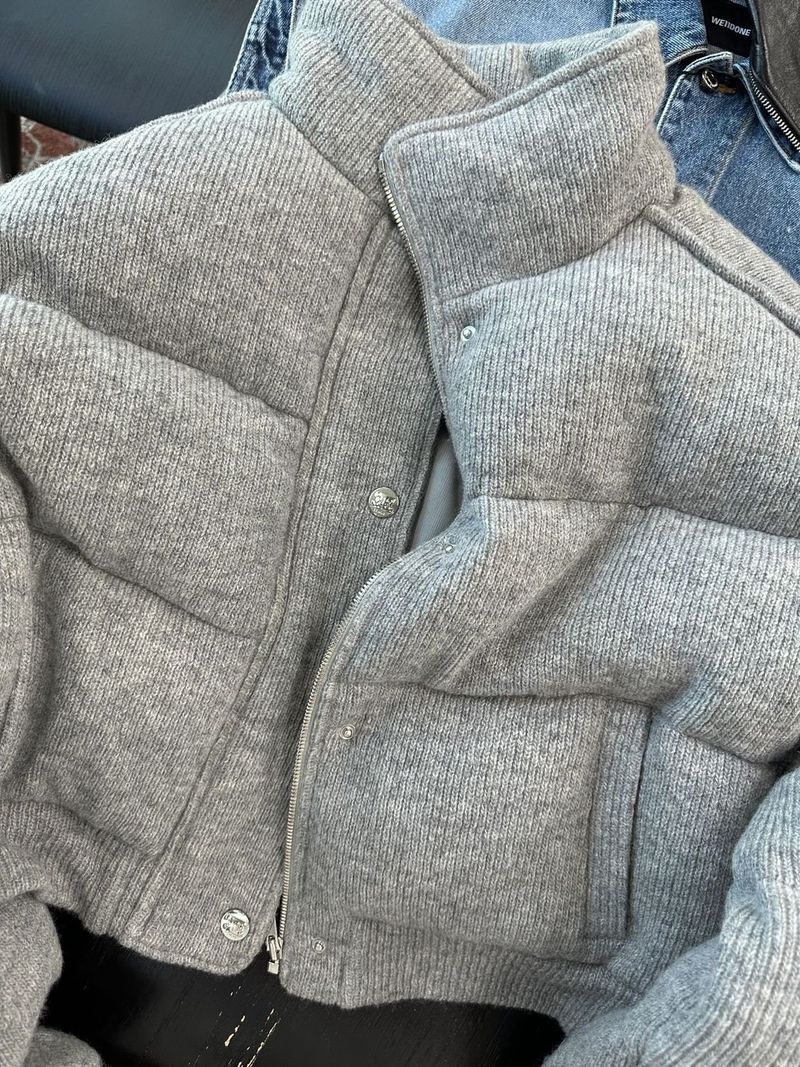 Korte gewatteerde jas voor dames - Wintergrijze fleecejas, opstaande kraag, slanke pasvorm met prinsessenmouwen_voghion.com