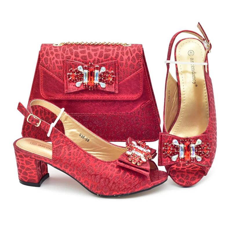 Dinnerparty mit Sandalen mit Schleife und Handtasche für jeden Tag_voghion.com