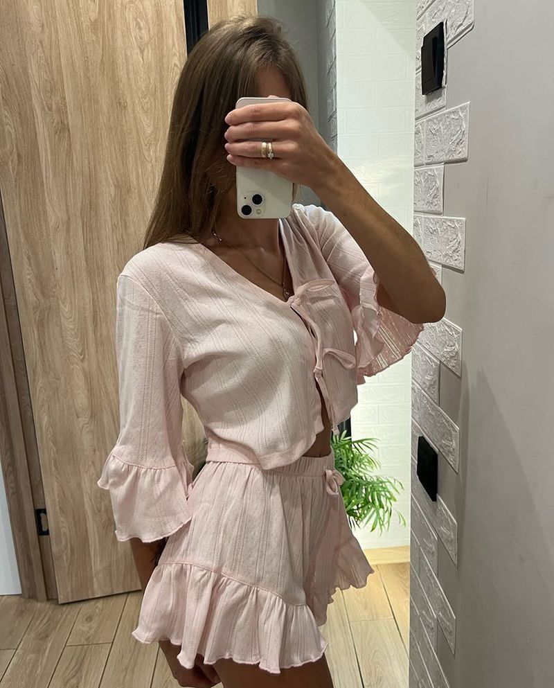 Pijama de mujer tipo cárdigan y de tirantes con mangas cortas con volantes y pantalones cortos que se pueden usar al aire libre._voghion.com