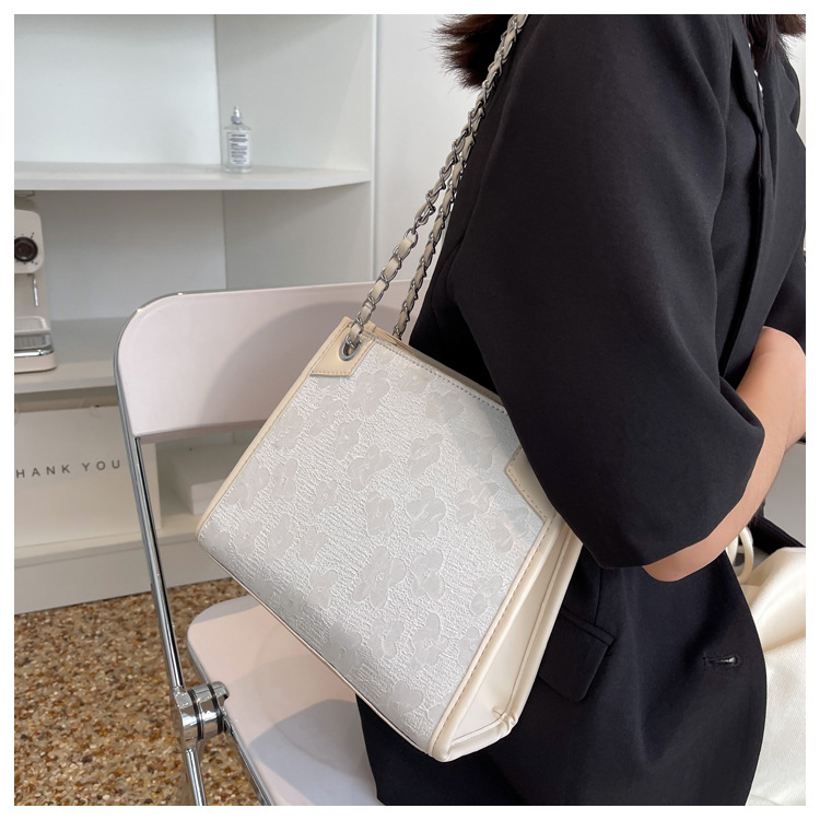 Grand sac jacquard en soie de grande capacité pour femmes, sacoche à bandoulière large, fourre-tout assorti à la mode, nouvelle collection 2023_voghion.com