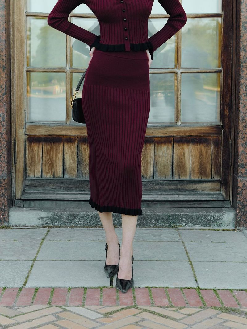 Completo da donna elegante in maglia attillata con volant, due pezzi, elegante alla francese, con orlo a balze, completo da donna autunno inverno_voghion.com